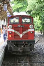 AFR DL46 (Nippon Sharyo, Baujahr 2006) am 06.Juni 2014 abfahrbereit mit Zug 1 in der Chiayi Station.