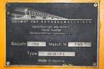 Fabriksschild der SRT อน.12 (อน.=TM./Tamping Machine) eine Gleisstopfmaschine (Hersteller: Plasser & Theurer, Type 08-16 3S, Baujahr: 1999, Fab.Nr.: 2.905) aufgenommen am 15.Mai 2018 in Hua Lamphong.