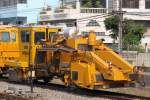 SRT กน.10 (กน.=BR./Ballast Regulator) eine Schotterkehr- und Planiermaschine der Type PBR-400R am 13.März 2011 in der Nakhon Pathom Station.