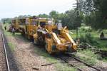 SRT กน.?? (กน.=BR./Ballast Regulator) eine Schotterkehr- und Planiermaschine der Type PBR-400R mit weiteren Oberbaufahrzeugen am 11.Jänner 2012 in der Ta Paet Station.