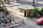 Schrankenwärterhäuschen in der Charansanitwong Station am 28.April 2023.