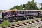 Nach einem außergewöhnlichem Ereignis steht der บชท.ป. 208 (บชท.ป. =ASC./Air-Conditioned Second Class Carriage) mit anderen Unfallfahrzeugen abgestellt in der Ban Phachi Station. Bild vom 26.März 2024.