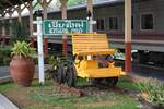 Nummernloser Kleinwagen als Denkmal in der Chiang Mai Station.