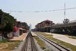 Beim 2 gleisigen Ausbau der Southern Line wird die neue Trasse durch Hua Hin in Hochlage geführt. - Das Bild vom 09.Dezember 2023 zeigt rechts das Aufnahmegebäude der neuen Hua Hin Station und im Vordergrund die an diesem Tag noch in Betrieb befindliche alte Hua Hin Station.
