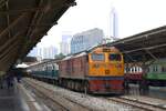 GEA 4532 (Co'Co', de, General Electric, Bj.1995) am 02.Mai 2024 mit dem täglich verkehrenden Parcels Train 985 nach Su-Ngai Kolok abfahrbereit in der Hua Lamphong Station.