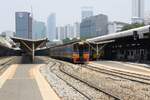 COM 389 nach Chachoengsao Junction mit dem NKF 1250 als erstesFahrzeug verlässt am 02.Mai 2024 die Hua Lamphong Station.