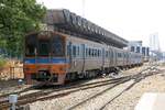 COM 389 nach Chachoengsao Junction mit dem THN 1111 als letztes Fahrzeug verlässt am 02.Mai 2024 die Hua Lamphong Station.