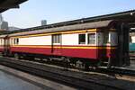 บทพ. 4 (บทพ. =BVS./Bogie Van & Second Class) am 04.Dezember 2024 in der Hua Lamphong Station.