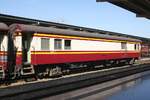 บทพ. 4 (บทพ. =BVS./Bogie Van & Second Class) am 04.Dezember 2024 in der Hua Lamphong Station.