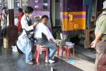 TiT - This is Thailand: Friseur- Salon  am Bahnsteig bei Gleis 12 im bangkoker Bf. Hua Lamphong am 14.Mai 2012.