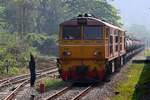 Vorspann ADD 4405 (Co'Co', de, Alsthom, Bj.1985) und 4??? als Zuglok warten am 25.März 2023 in der Pang Puai Station mit einem Kesselwagenzug auf die Kreuzung mit dem mit dem RAP 102 (Chiang Mai