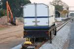 Am 09.Dezember 2023 waren in der Ratchaburi Station das für den 2 gleisigen Ausbau der Southern Line benötigte Zweiwegefahrzeuge RT-001, ein Ford L9000 von AS (AS =Associated Engineering