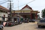 Gleich neben dem alten, noch im Betrieb befindlichem Aufnahmsgebäude der Ratchaburi Station steht das neue Aufnahmsgebäude kurz vor der Fertigstellung.