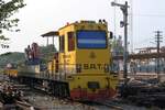 SRT รบน.037, ein Oberbauwagen der Type DHW-400 am 24.März 2023 in der Nakhon Lampang Station.