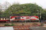 QSY 5215 (Co'Co', de, CRRC Qishuyan, Bj.2021) am 25.März 2023 vor dem SpExp 13 (Krung Thep Aphiwat - Chiang Mai) bei der Ausfahrt aus der Nakhon Lampang Station.