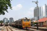 ALD 4303 (Co'Co', de, Alsthom, Bj.1983) am 24.März 2024 mit dem ORD 259 nach Nam Tok abfahrbereit in der Thon Buri Station.