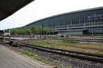 Fußgängerübergang zur SRTET Bang Sue Grand Station (RN01/RW01) am 01.Mai 2022.