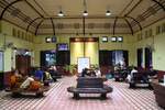 Schalter- und Wartehalle der Ayutthaya Station am 26.März 2024.