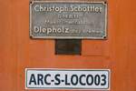 Herstellerschild der ARC Loco 03 am 28.März 2023 in der Phitsanulok Station. - Um welche Type es sich dabei handelt konnte leider nicht eruiert werden. - Auf eine Anfrage mit Fotos per email hat die Firma Schöma bislang nicht geantwortet. Wahrscheinlich kennen dort die Vertriebsmitarbeiter ihre eigenen Produkte nicht. Ist ja leider bei vielen Firmen schon so.