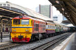 4144 mit dem COM 371 nach Prachin Buri war am 19. Januar 2025 vom Bahnhof Hua Lampong abfahrbereit.