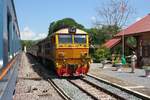 ALD 4305 (Co'Co', de, Alsthom, Bj.1983) fährt am 20.Mai 2018 mit RAP 102 (Chiang Mai - Bangkok) durch die Kaeng Luang Station. Der Beimann hält sich bereit, um am Bahnsteigende den Token für den nächsten Streckenabschnitt vom Halter zu entnehmen.