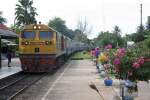 GEA 4527 am 27.Oktober 2010 mit dem RAP 173 aus Bangkok bei der Einfahrt in den Bf. Nakhon Si Thammarat.

