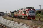 QSY 5242 (Co'Co', de, CRRC Qishuyan, Bj.2022) hat am 26.März 2024 mit dem RAP 136 (Ubon Ratchathani - Krung Thep Aphiwat) soeben die Ayutthaya Station verlassen.