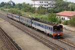 EXP 75 (Krung Thep Aphiwat - Nong Khai) mit dem THN 1138 als erstes Fahrzeug fährt am 26.März 2024 durch die Chiang Rak Station.