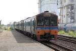 ORD 281 (Hua Lampong - Kabin Buri) mit dem THN 1113 (1A'2', dh, Tokyu, Bj.1983) als letztes Fahrzeug fährt am 05.Dezember 2024 aus der Preng Station.