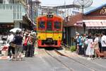 Seit sehr viele Reiseanbieter die Mae Klong Station mit dem gleich anschließenden Markt im Programm haben fahren die Züge dort nur mehr im Schritttempo, dabei sind wegen unachtsamer