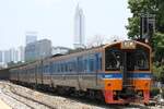 COM 389 nach Chachoengsao Junction mit dem NKF 1250 als erstesFahrzeug verlässt am 02.Mai 2024 die Hua Lamphong Station.