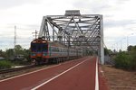 APN.20 2520 als erstes Fahrzeug des SP EXP DRC 43 (Bangkok - Surat Thani) am 20.Mai 2016 auf der Chulachomklao Bridge über den Tapi River.