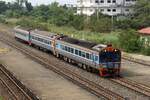 Sp.EXP 7 (Krung Thep Aphiwat - Chiang Mai) mit dem APD.60 2542 als erstes Fahrzeug fährt am 26.März 2024 durch die Chiang Rak Station.