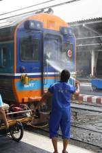 Wie am Bf. Hua Lamphong blich, wird auch der APN.60 2542 erst kurz vor der Abfahrt am Bahnsteig einer Aussenreinigung unterzogen. Bild vom 24.Juli 2012.