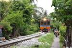 NKF 1205 (1A'2', dh, Nippon Sharyo, Bauj.1985) am 02.Mai 2022 als ORD 4343 (Wongwian Yai - Mahachai) kurz vor der Chom Thong Station.