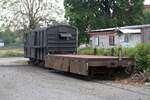 Vorher als Restaurant verwendete steht der ต.ญ.151140 (ต.ญ.=C.G./Covered Goods Wagon) gemeinsam mit einem nummernlosen ข.ต. (ข.ต. =L.S./Low Sided Wagon) nun an der Parkplatzeinfahrt des Srinagarindra Train Night Market. - Bild vom 27.April 2023.