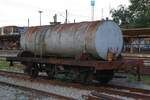 Obwohl eigentlich ein ท.ค. (ท.ค. =O.T./Oil Tank Wagon) behielt der ข.ต.1652 (ข.ต. =L.S./Low Sided Wagon) die Bezeichnung des Ursprungswagen. - Surat Thani Station am 06.Dezember 2023.