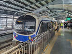 Bangkok Airport Rail Link SRTET City Line in Richtung Suvarnabhumi International Airport in der Station Phaya Thai, 19.02.2023.