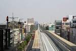 Blick von der MRT Yellow Line (YL) Chok Chai 4 Station (YL03) auf den Streckenabschnitt in Richtung Lat Phrao 71 Station (YL04, im Hintergrund sichtbar).