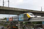 MRT YM02 (Hersteller: Bombardier Transportation + CRRC Nanjing Puzhen, Type Innovia Monorail 300) unterfährt am 28.September 2023 nahe der Hua Mak Station (YL11) die Trasse des SRTET Airport Rail