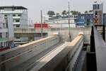 Streckenende der MRT-Yellow Line (YL) in der Samrong Station (YL23); Bild vom 11.Dezember 2023. - Das man einige Meter vor dem Ende einer Trasse ein Signal aufstellt mag ich ja noch verstehen, aber warum dieses dann  Frei  zeigt nicht.