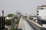 Blick von der MRT Yellow Line (YL) Lat Phrao 83 Station (YL05) auf den Streckenabschnitt in Richtung Mahat Thai Station (YL06, im Hintergrund sichtbar).