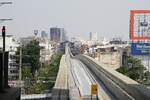 Blick von der MRT Yellow Line (YL) Mahat Thai Station (YL06) auf den Streckenabschnitt in Richtung Lat Phrao 101 Station (YL07, im Hintergrund sichtbar). - Bild vom 25.März 2024.