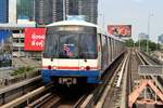 BTS (Skytrain) Triebwagen  SWATCH  unterwegs als Linie 109 nach Bang Wa fährt in die Hst.