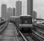 BTS (Skytrain) Triebzug unterwegs als Linie 109 nach Bang Wa fährt  in Hst.