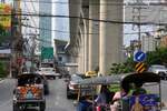 Blick von der Kreuzung Lat Ya Road/Charoen Nakhon Road auf die BTS Charoen Nakhon Station (G2) am 30.April 2022.