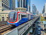 Bangkok BTS Skytrain Zug 1463 der Sukhumvit Line in Richtung Kheha bei der Einfahrt in der Station Chit Lom, 21.02.2023.