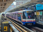 Bangkok BTS Skytrain Zug 1103 der Sukhumvit Line in Richtung Khu Khot in der Station Chit Lom, 21.02.2023.