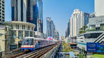 Bangkok BTS Skytrain Zug 1104 der Sukhumvit Line in Richtung Khu Khot bei der Ausfahrt aus der Station Chit Lom, 21.02.2023.