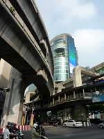 Am Siam Square treffen beide Linien der BTS Skytrain auf zwei Ebenen zusammen und erreichen dabei beachtliche Hhen.